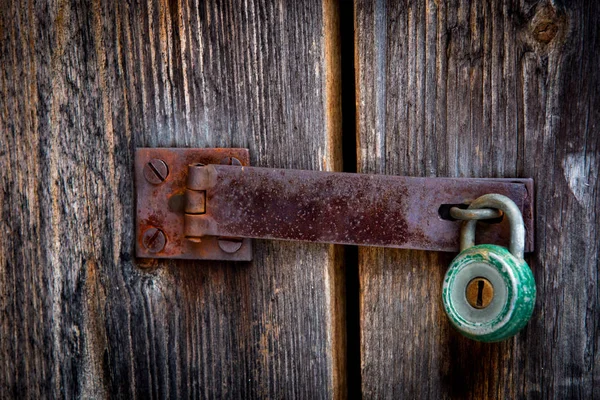 Viejo pestillo de puerta oxidada y cerradura — Foto de Stock