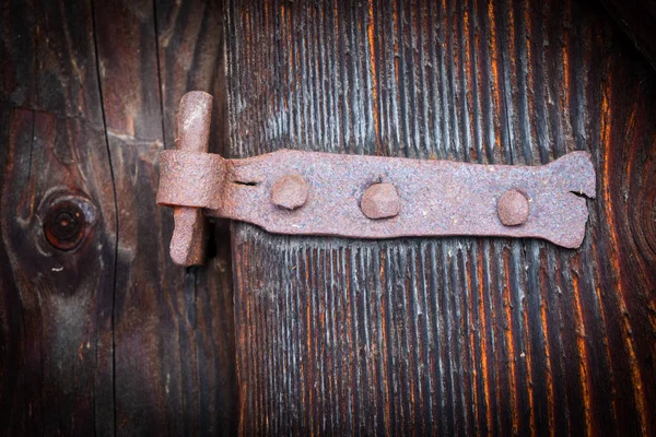 Oude roestige deurscharnier Stockafbeelding