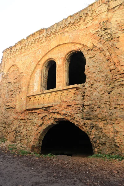 Terk edilmiş zindanın girişi harabe. — Stok fotoğraf