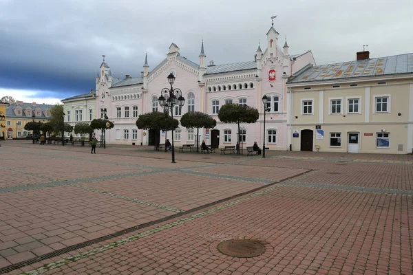 Praça principal na cidade de Sanok, Polônia — Fotografia de Stock