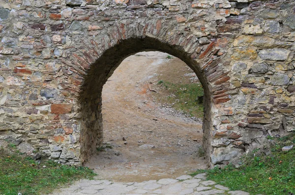 Taş duvarda eski taş kemer — Stok fotoğraf