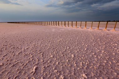 Akşam gökyüzünün altında tuz gölü yüzeyi