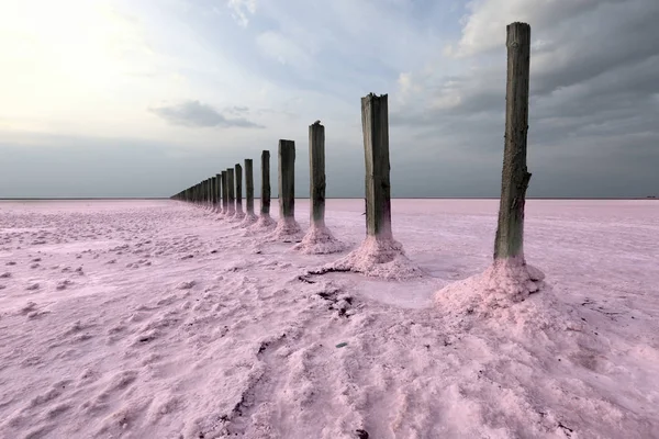 Gamla högar i rosa salt sjö nära Azovska sjön, Ukraina — Stockfoto