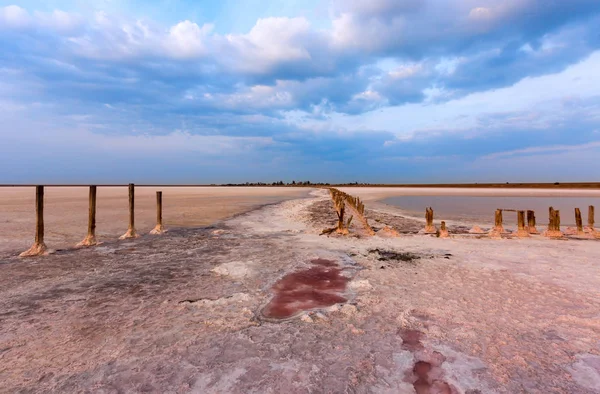 Stapels in roze zoutmeer in Oekraïne, Azov Zee — Stockfoto