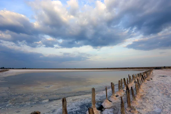 Nice sky over slat surface on lake — Stock Photo, Image