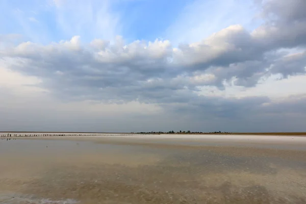 Mooie lucht boven zout oppervlak op meer in de buurt van de Azov Zee in Oekraïne — Stockfoto