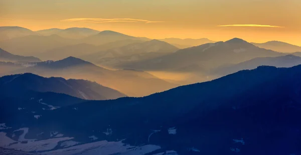 Avondlandschap in bergen met zonsondergang licht in bergdal — Stockfoto