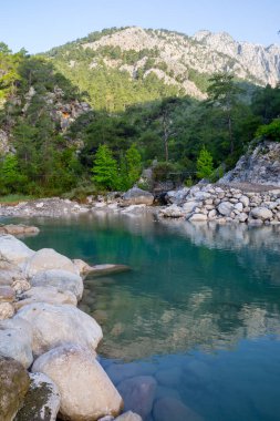 Türkiye 'deki Goynuk Kanyonu' nda güzel smal gölü olan manzara, Ünlü Likya Yolu turistleri.