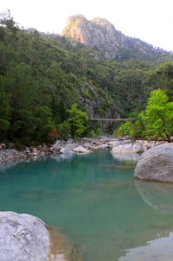 Zümrüt suyla güzel dağ gölü olan manzara. Türkiye, Goynuk Kanyonu, Kemer