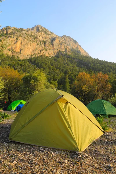 Touristenzelte Auf Einer Zeltwiese Den Bergen Morgenlandschaft — Stockfoto