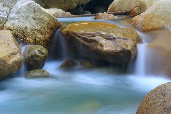 山の川に小さな滝と素敵な風景 — ストック写真