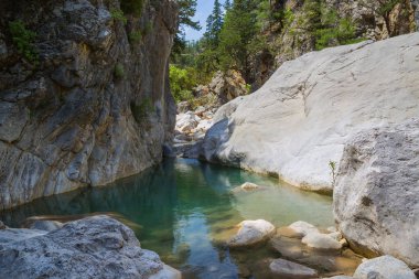 Zümrüt suyu olan küçük bir dağ nehri. Türkiye 'de Meşhur Lician Way turizm yolu.