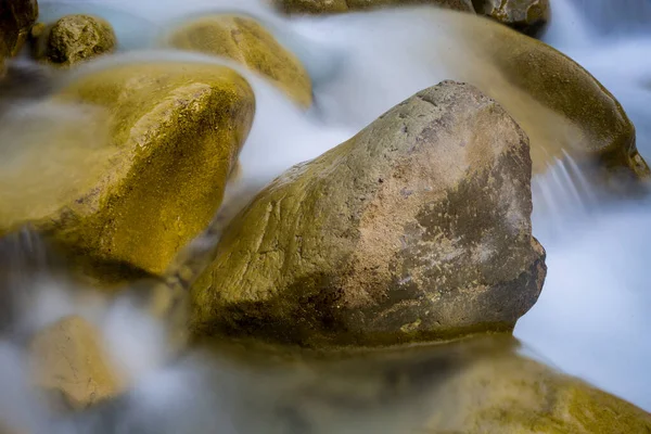 山の小川を走るぬれた石の風景 — ストック写真
