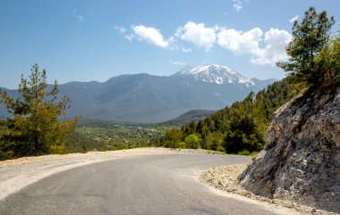 Yoldan Tahtali Dagi Dağı 'nın manzarası. Türkiye 'de ünlü turist Sevgi Yolcusu