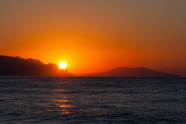 Deniz üzerinde güzel bir gün batımı manzarası. Kırım, Ukrayna.