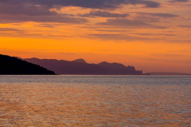 Güzel gün batımı peyzaj deniz üzerinde