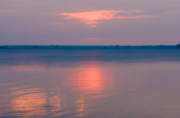 湖の水面上の素敵な赤い夕日 — ストック写真