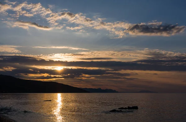 Bonitas Nubes Majestuosas Puesta Sol Sobre Mar — Foto de Stock