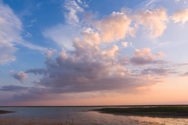 Paisaje Atardecer Con Nubes Rosadas Cielo Nocturno Sobre Lago — Foto de Stock