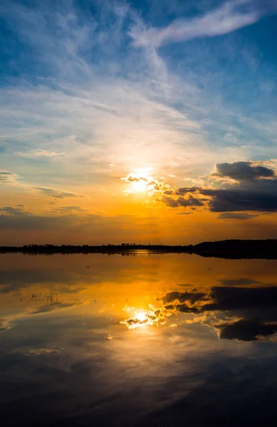 Sonnenuntergang Landschaft Mit Sonnenschein Ove See Wasseroberfläche — Stockfoto