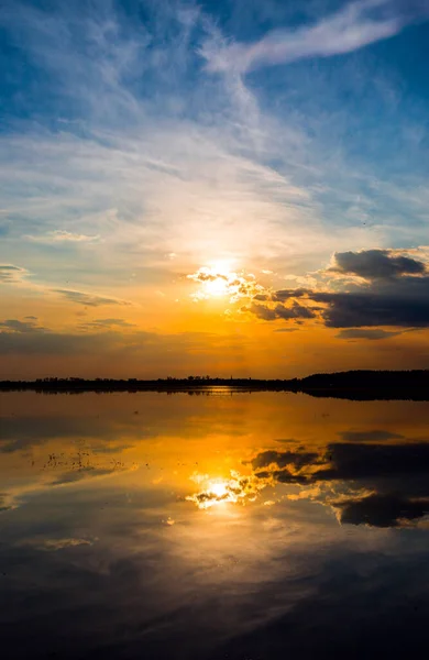 Solnedgång Landskap Med Solsken Ove Sjö Vattenyta — Stockfoto