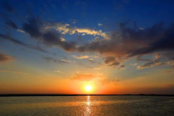 湖面上雄伟的落日 — 图库照片
