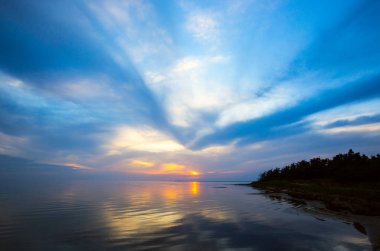 Gölün üzerindeki görkemli gökyüzü ile akşam manzarası