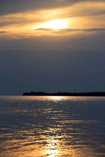 Красивый Закатный Пейзаж Вечерним Солнцем Над Водой Озера — стоковое фото