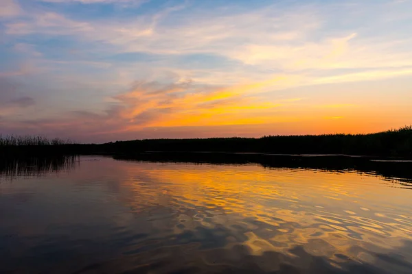 Abendszene Mit Sonnenuntergang Über Dem Fluss — Stockfoto
