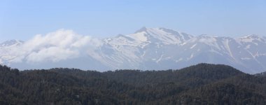 Türkiye 'deki güzel dağ manzarası. Tahtali Dagi dağının tepesinden gelen Panorama.