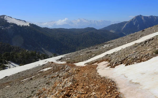 Kayaların Karın Arasındaki Yamaçtaki Dağ Yolu Türkiye Bahar — Stok fotoğraf
