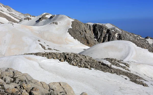 Τοπίο Βουνοπλαγιά Χιόνι Φόντο Γαλάζιο Ουρανό — Φωτογραφία Αρχείου