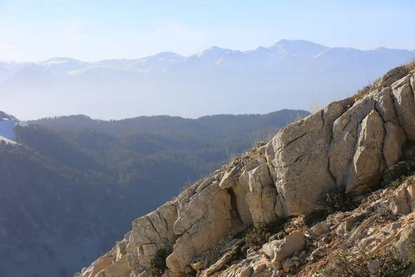 Paesaggio Con Pendenza Pietra Montagna Sullo Sfondo Della Valle Soleggiata — Foto Stock