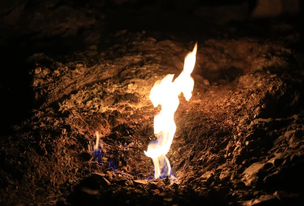 Природный Газ Выходит Смонтированного Камня Горит Ночью Химера Огни Турции — стоковое фото