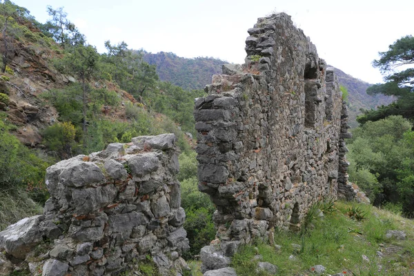 チメラ教会の古い壁は永久的な炎でヤナルタシュ自然現象の近くの森の中で崩壊します トルコの有名な観光地リシャンの道 — ストック写真
