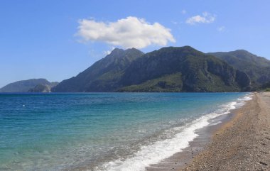 Arkasında dağlar olan deniz manzarası, Türkiye 'nin Cirali köyü