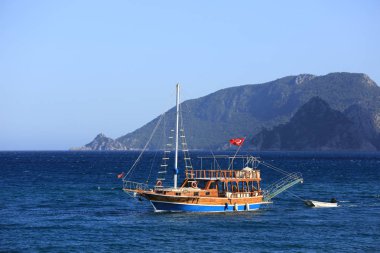 Deniz yüzeyinde Türk bayraklı turist teknesi