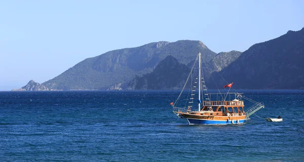 Barco Turístico Con Banderas Turcas Flotan Mar — Foto de Stock