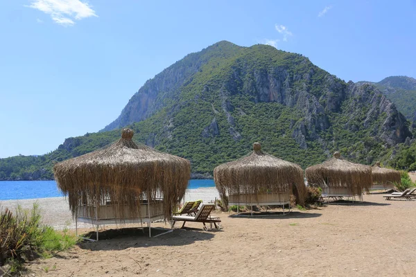 夏の茅葺き屋根の海の展望台 トルコのCiraliビーチ — ストック写真