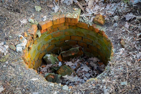 Gammal Förstörd Avloppsbrunn Med Rött Tegel — Stockfoto