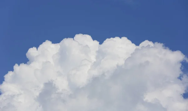 Abstrakcyjne Białe Chmury Błękitnym Niebie — Zdjęcie stockowe