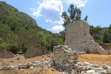 Türkiye 'nin Olimpos kentinde antik kalıntılar