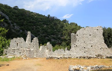 Türkiye 'nin Olimpos kentinde harabeler arasında antik cadde