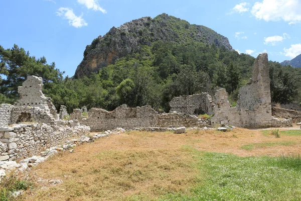 山を背景にトルコのオリンポス古代都市の遺跡 ストックフォト