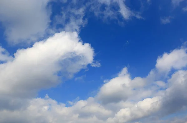 Schöne Frühlingswolken Blauen Himmel — Stockfoto