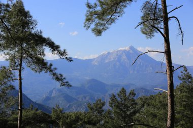Türkiye 'deki Tahtali Dagi dağlarıyla güzel bir manzara. Sevya Yolu Türk dağlarındaki ünlü turizm yolu;
