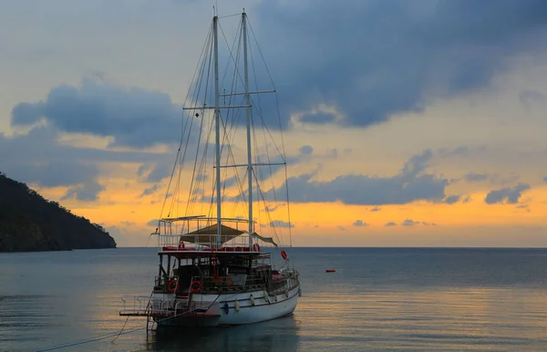 Morgonlandskap Med Yacht Till Havs Den Byn Adrasan Turkiet Medelhavet — Stockfoto