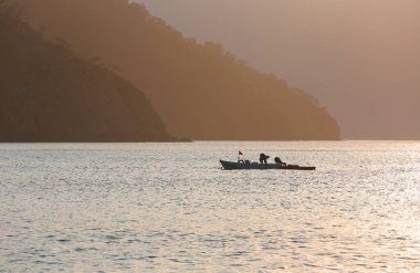 Denizdeki teknelerin olduğu sahne