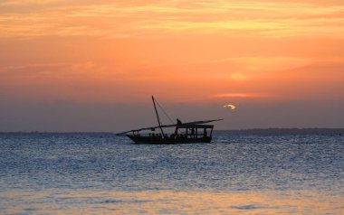 Okyanusta tekne günbatımına karşı arka plan, Afrika, Zanzibar
