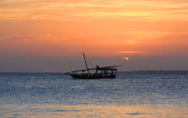 Okyanusta Tekne Günbatımına Karşı Arka Plan Afrika Zanzibar — Stok fotoğraf